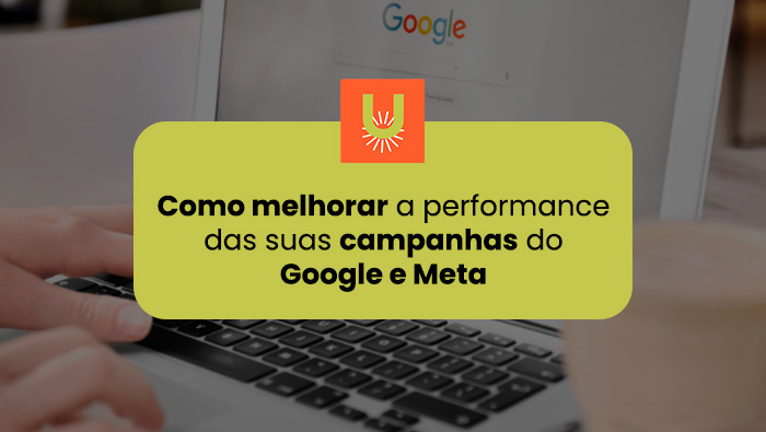 Imagem de um notebook na pagina principal do google com o texto do titulo. Como melhorar a performance das suas campanhas do Google e Meta