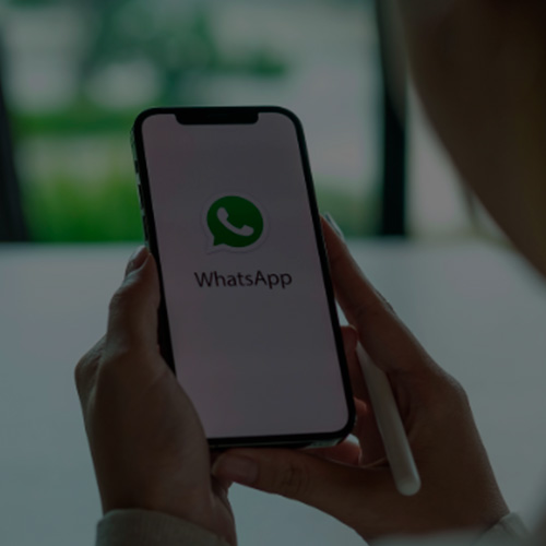 Imagem destacada. Um smartphone com o logo do Whatsapp.