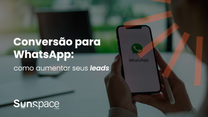 Imagem destacada. Um smartphone com o logo do Whatsapp. e a frase que é o titulo do artigo ao lado em background CONVERSÃO PARA WHATSAPP.