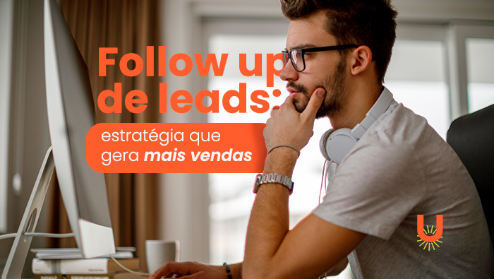 Homem sentado em frente ao computador fazendo Follow Up de leads. Ao lado dele esta o titulo do artigo.