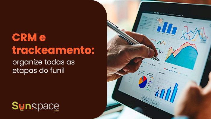 Banner com título CRM e trackeamento organize todas as etapas do funil, ao lado de gráfico em tablet e logo Sunspace CRM.