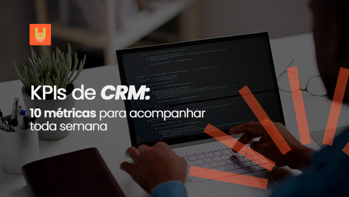 Pessoa digitando em notebook com tela exibindo linhas de programação, em ambiente de trabalho organizado com caderno e planta ao lado.