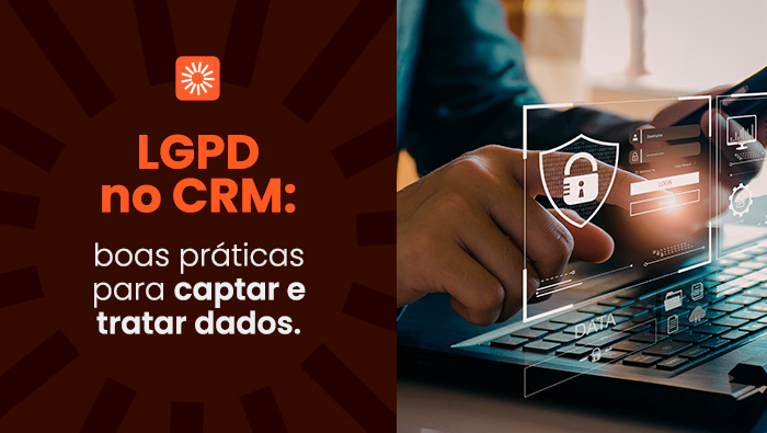 Mão usando laptop com interface de segurança digital e ícone de cadeado, representando proteção de dados e tecnologia.