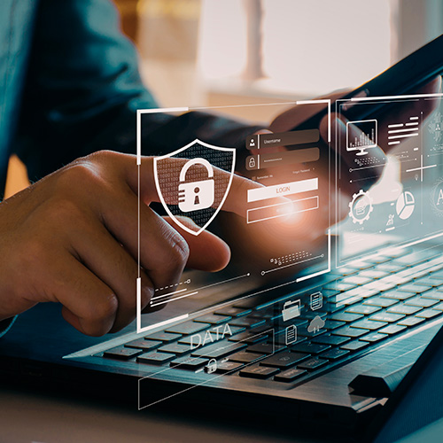 Mão usando laptop com interface de segurança digital e ícone de cadeado, representando proteção de dados e tecnologia.