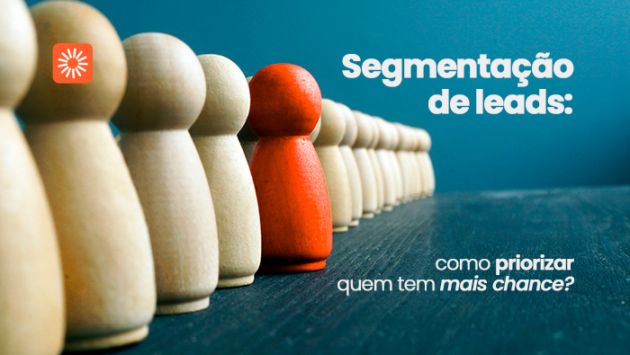 Peças de madeira alinhadas, com uma peça vermelha destacada entre as demais, simbolizando diferenciação ou destaque.