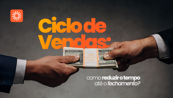 Duas pessoas trocando um maço de dinheiro, representando negociação, vendas e fechamento de negócios.