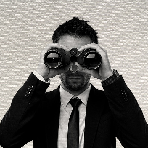 Homem de terno observa através de binóculos, simbolizando análise, foco e busca por oportunidades.