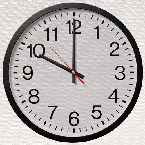 Relógio de parede marcando horário próximo das dez horas, representando gestão do tempo, produtividade e automação de tarefas.