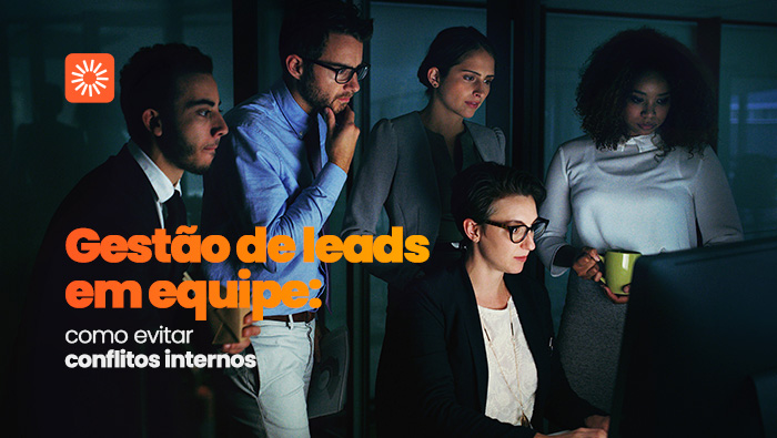 Equipe de profissionais analisando informações no computador em ambiente corporativo, representando gestão colaborativa de leads e tomada de decisões.