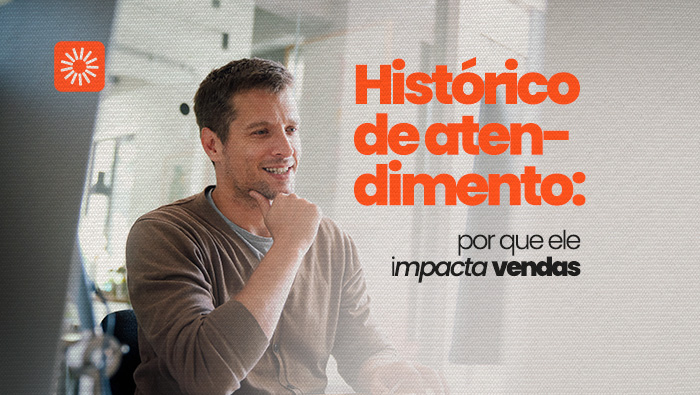 Homem trabalhando em computador no escritório, representando análise de dados, histórico de atendimento e gestão de relacionamento com clientes.