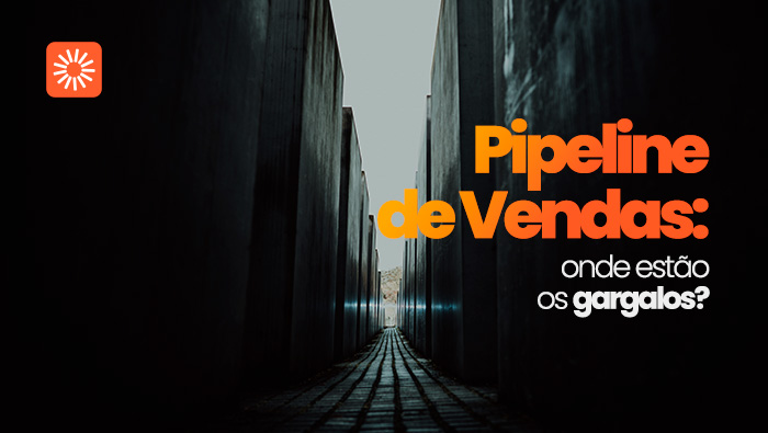 Pipeline de vendas: onde estão os gargalos? 1 Corredor estreito formado por altas paredes de concreto escuro, com luz ao fundo e sombras projetadas no piso.