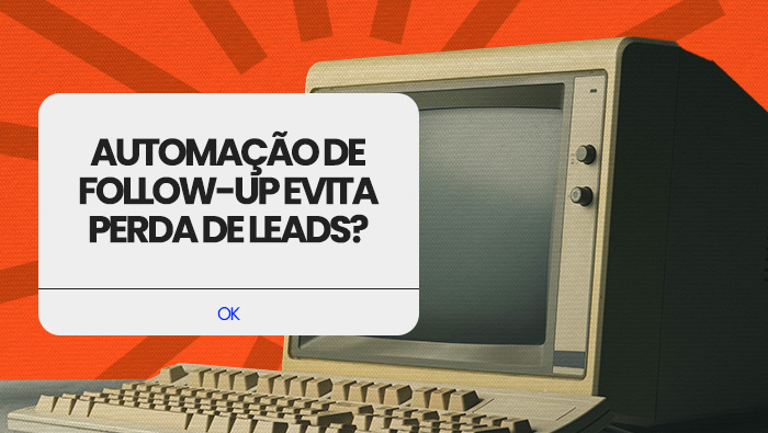 Automação de follow-up evita perda de leads? 1 Computador de mesa antigo com monitor CRT e teclado sobre fundo laranja com elementos gráficos em formato de raios.