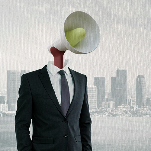 Pessoa vestindo terno e gravata, com um megafone no lugar da cabeça, diante de uma paisagem urbana ao fundo.
