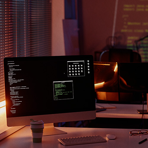 Computador com dados em tela sobre conversão de leads